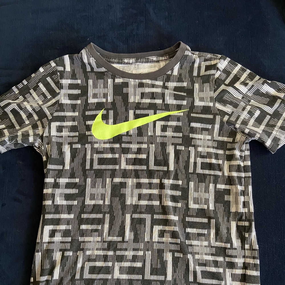 ✨Boys Nike Athletic Cut Shirt Size Medium✨
